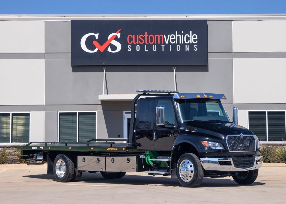 International truck with green Jerr-Dan flatbed