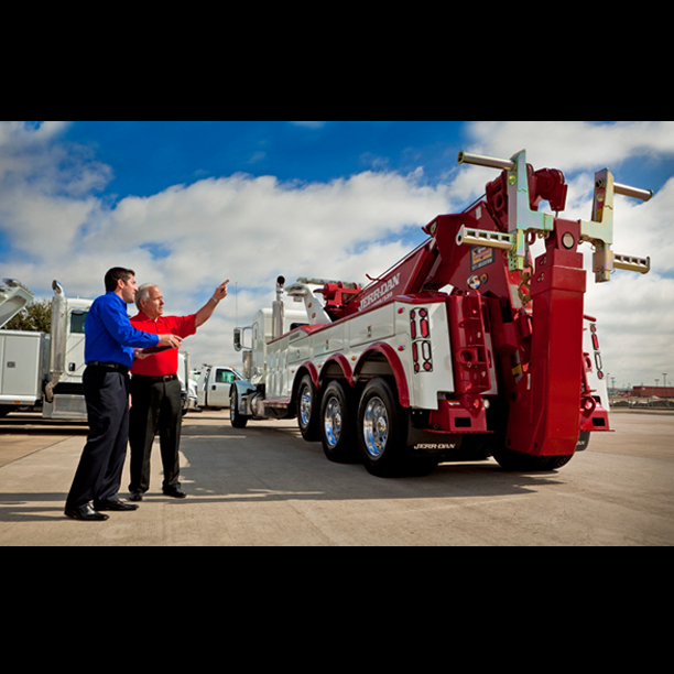 sales reps looking at Jerr-Dan tow truck